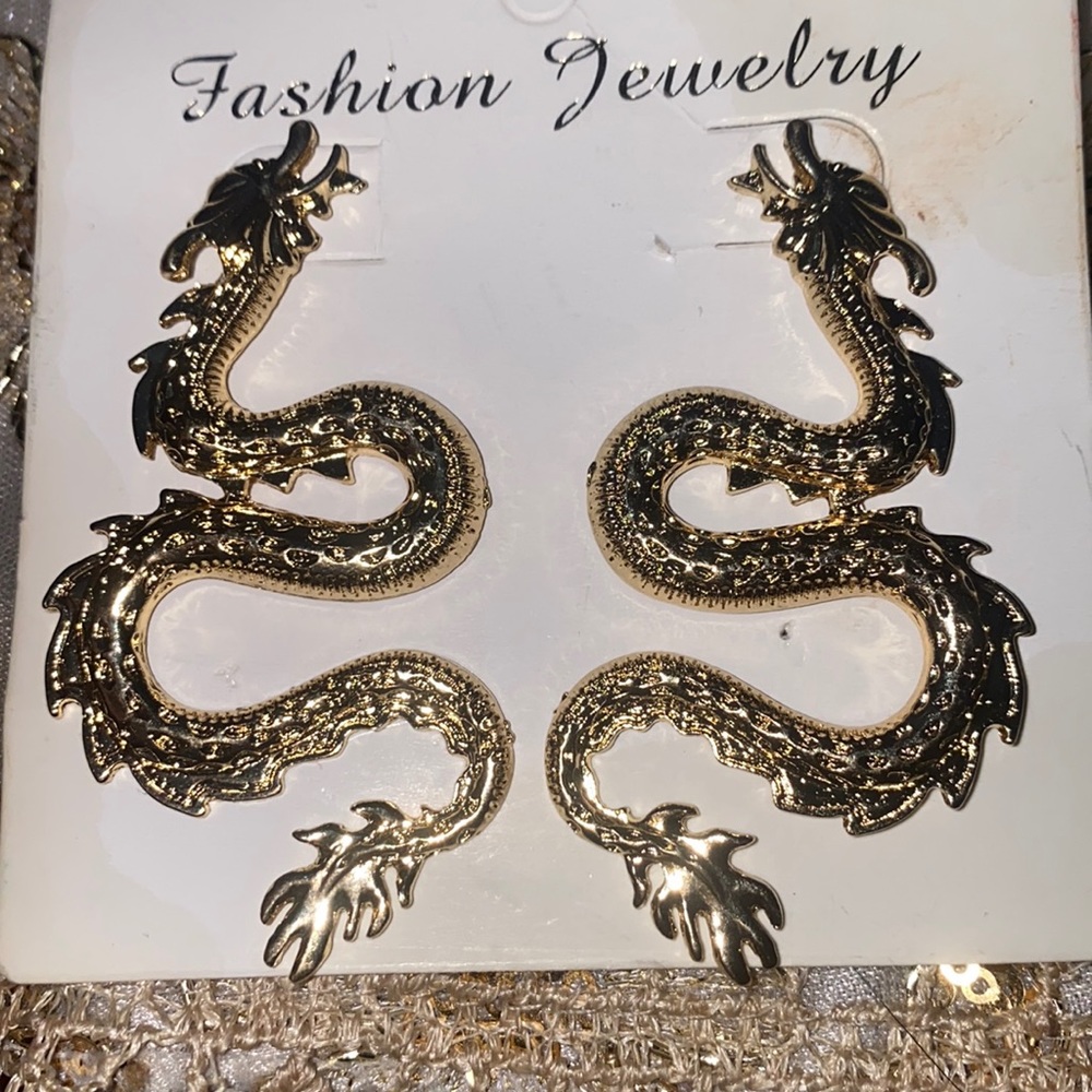 Gold dragon earring for woman
